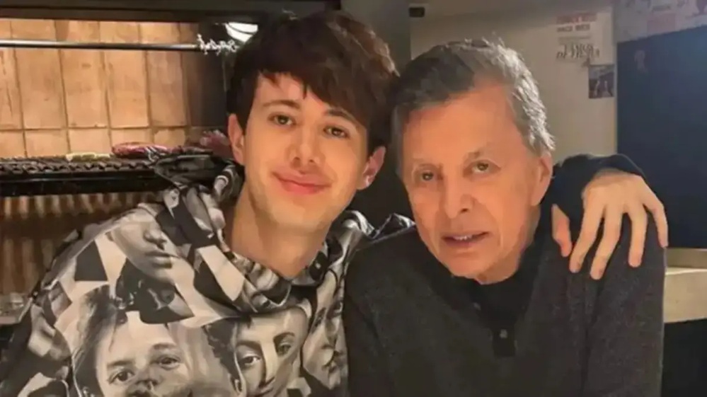 La reacción de Palito Ortega al escuchar cantar a su nieto Dante Ortega sorprendió en redes